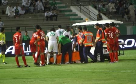 لاعبو الأهلي والاتفاق تجمعوا حول إريك لدى سقوطه للإطمئنان عليه