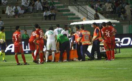 لاعبو الأهلي والاتفاق تجمعوا حول إريك لدى سقوطه للإطمئنان عليه