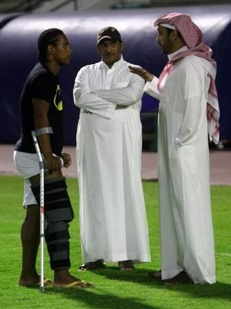 البرازيلي ايريك بجوار رئيس النادي والمدير الاداري بالفريق