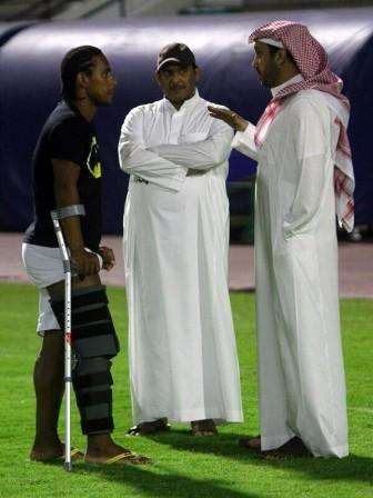 البرازيلي ايريك بجوار رئيس النادي والمدير الاداري بالفريق