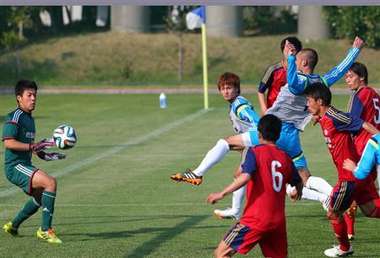 المهاجم كينغو كاواماتا عند تسجيله الهدف الأول بمرمى فريق جامعة ريوتسو كيزاي