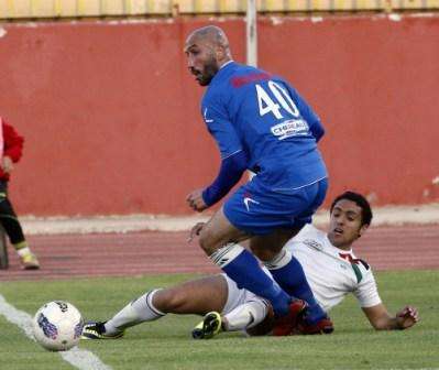 عمر غازي "المنشية" يُبعد الكرة من أمام القصاص "الرمثا" بلقاء اليوم 
