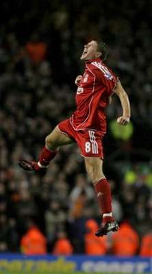 فرحـة جيـرارد بعد تسجيله أحد الأهـداف