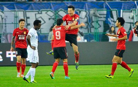 المهاجم جاو لين يحتفل بعد تسجيله الهدف الخامس