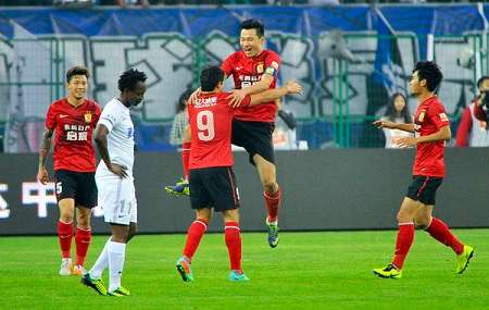 المهاجم جاو لين يحتفل بعد تسجيله الهدف الخامس