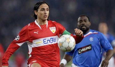 الفرنسي جان كلود دارشفيل  صاحب القميص الازرق