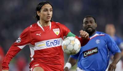 الفرنسي جان كلود دارشفيل صاحب القميص الازرق