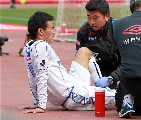 ياسويوكي كونو بعد خروجه من الملعب بسبب الإصابة