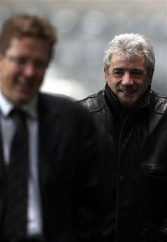 كيغـان يسير خلف كريس مورت رئيس نيوكاسـل