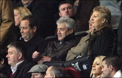 كيغـان يتابع مباراة نيوكاسل وستوك سيتي وإلى جواره مايك أشلي مالك نادي نيوكاسل