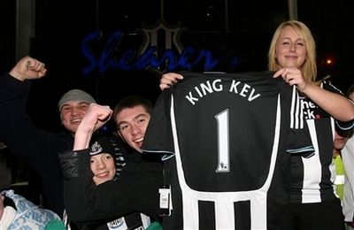 جماهيـر نيوكاسـل تحمل قميصا للنـادي يحمل إسم 