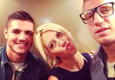 اللاعبان وبينهما الموديل الأرجنتينية واندا نارا من بين الصور التي نشرها ايكاردي