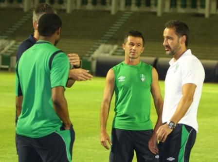 حديث بين بيريرا ونيتو في تدريب الأهلي اليوم