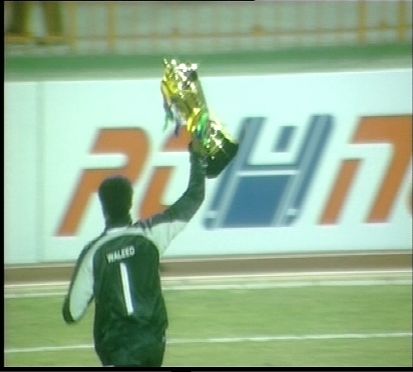 حارس المنتخب السعودي وليد عبدالله ينطلق فرحا بكأس البطولة