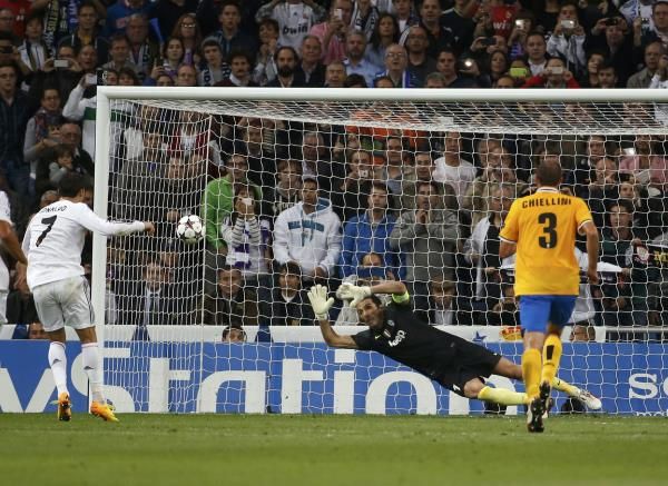 2013-10-23t195323z_1988168095_lr2e9an1j8o58_rtrmadp_3_soccer-champions_reuters