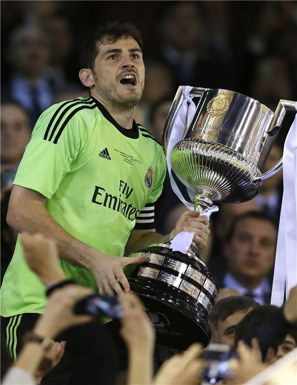 كاسياس يحمل أول بطولة لريال مدريد هذا الموسم