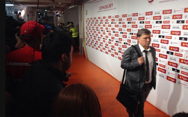 martino-fue-autocar-mientras-equipo-seguia-encerrado-vestuario-1397686933611