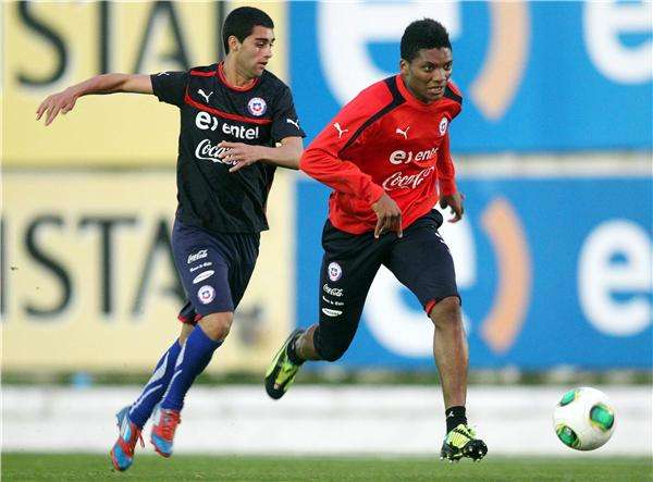  جونيور فرنانديز (يمين)