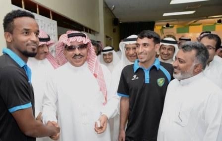 الطويرقي يصافح صالح بشير