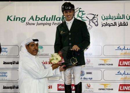 الشربتلي يتسلم الجائز ة من احمد المقيرن