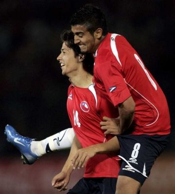 لاعبا منتخب شيلي في احدى مبارياتهم السابقة