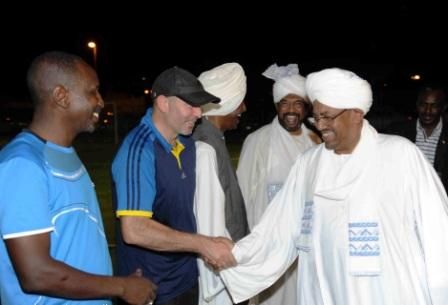 الرئيس السوداني يصافح التونسي النابي مدرب الهلال