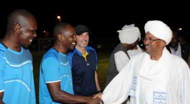 رئيس الجمهورية يصافح الجهاز الفني الهلال