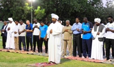 صلاة المغرب بقصر الضيافة