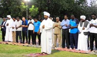 صلاة المغرب بقصر الضيافة