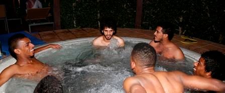 لاعبو الاتحاد في حمام الجاكوزي بدبي