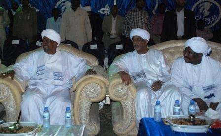 رئيس الجمهورية وعلى يمينه رئيس الهلال ووزير الرياضة