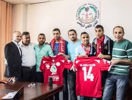 للاعبين بعد التوقيع  