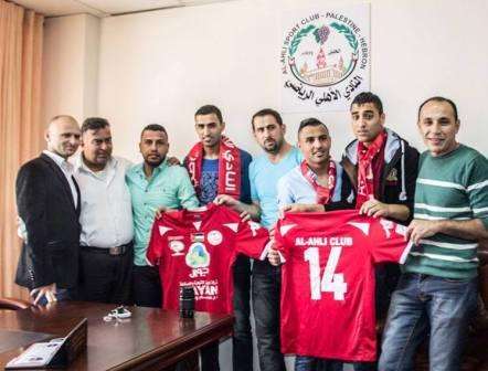 للاعبين بعد التوقيع  