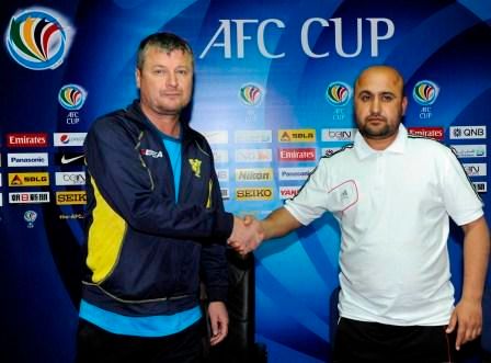  فاليريو مصافحا أحمادوف في المؤتمر الصحفي قبل مباراة الصفاء ورفشان.