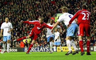 المهاجم بيتـر كراوتـش لحظة تسجيله هدف فريقه الثاني في مرمى أستون فيلا