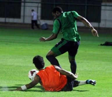 بصاص ( أرضاً) يحاول استخلاص الكرة من ليال في تدريب الأهلي اليوم