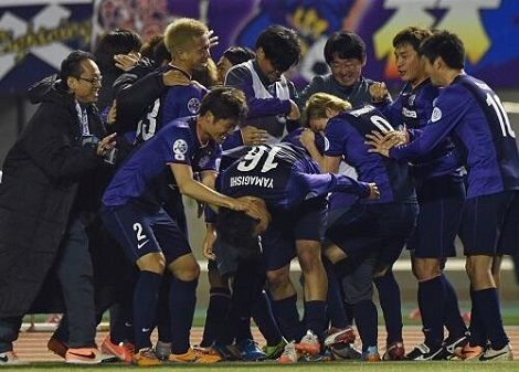 فرحة لاعبي فريق هيروشيما بعد تسجيلهم هدف الفوز بمرمى سنترال الاسترالي