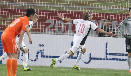 المهاجم دييجو فورلان بعد تسجيله هدف التأهل لفريق سيريزو الياباني