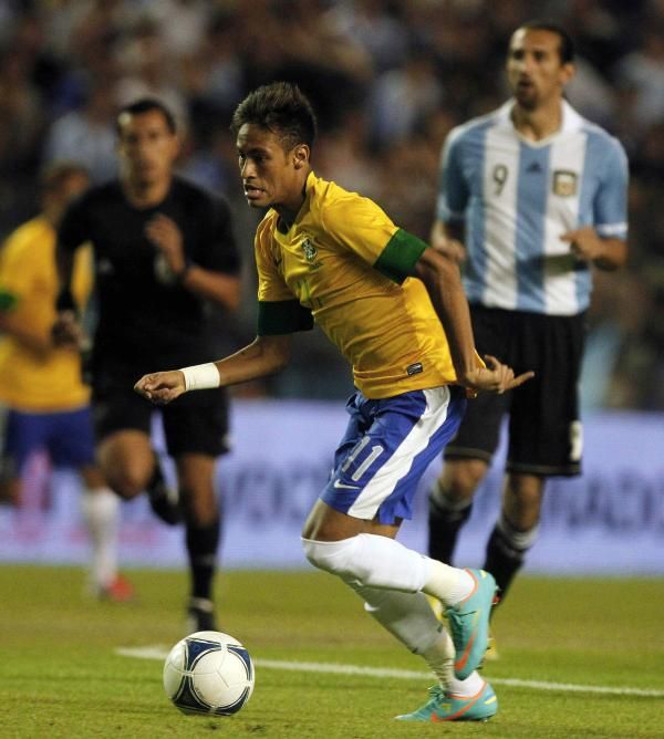 2012-11-22t011502z_549962469_gm1e8bm0plz01_rtrmadp_3_soccer-argentina-friendly_reuters