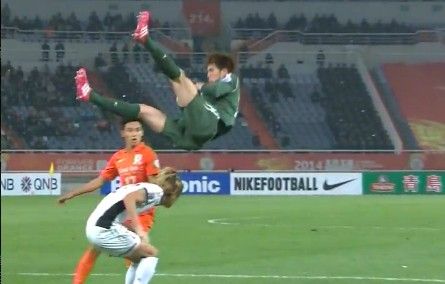 الحارس كيم عند اصطدامه بزميله الياباني ياماشيتا 