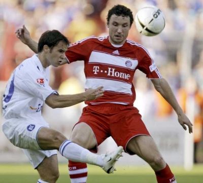 المجري تاماس هاينال صاحب القميص الابيض