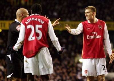  التوجولي إيمانويل أديبايور  مع زميله الدنماركي نيكلاس بيندتنر أمس