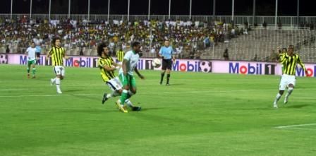 لويس ليال يروض الكرة رغم مضايقة محمد القاسم لاعب الأتحاد