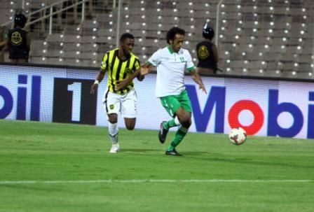 عبد الله المطيري لاعب الأهلي ينطلق بهجمة أهلاوية