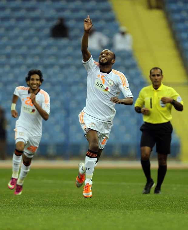 عمر الغامدي يحتفل بأحد أهدافه في مباراة سابقة
