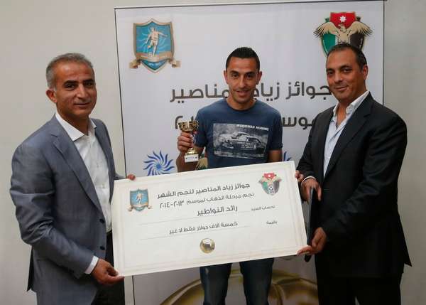 قدادة يسلم النواطير الجائزة المالية بحضور عميس