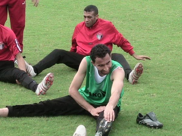 صورة لنجم المنتخب الأردني رأفت علي وبكاميرا منتدى كووورة أردنية