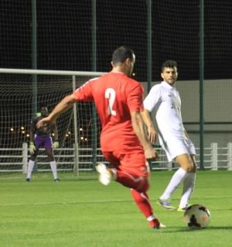 رائد فارس يسدد الكرة في لقاء المنتخب الودي امام العسكري القطري