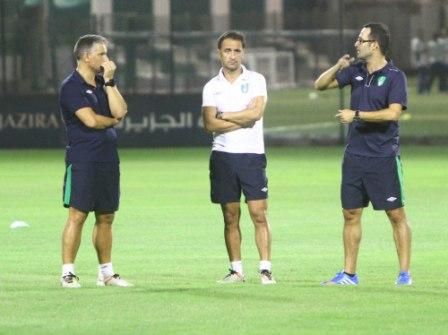 بيريرا وسط مساعديه