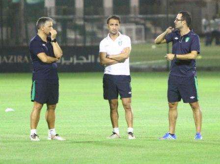 بيريرا وسط مساعديه